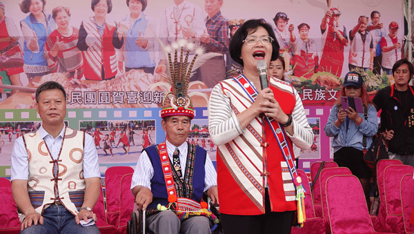 2019彰化縣原住民族文化節暨豐年祭 王惠美跳起原民舞5.png