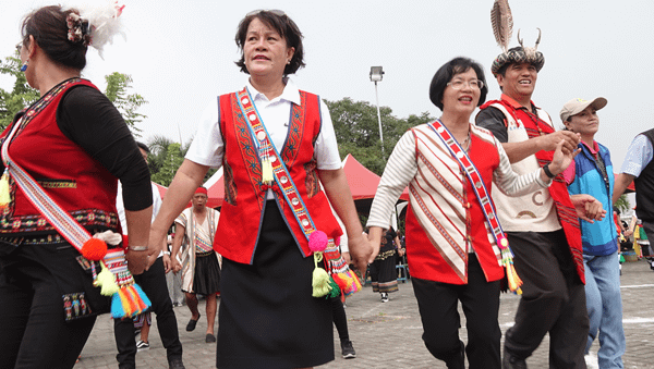 2019彰化縣原住民族文化節暨豐年祭 王惠美跳起原民舞6.png