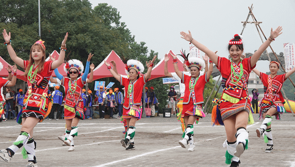 2019彰化縣原住民族文化節暨豐年祭 王惠美跳起原民舞10.png