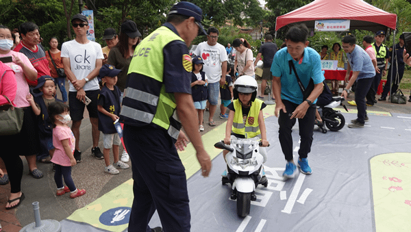 彰化縣交通安全宣導在員林公園 交安知識深植孩子心中2.png