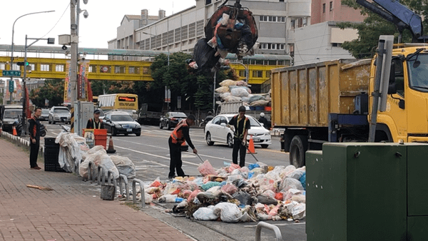 民眾未做好分類回收亂丟棄 彰化垃圾車冒煙險釀災2.png