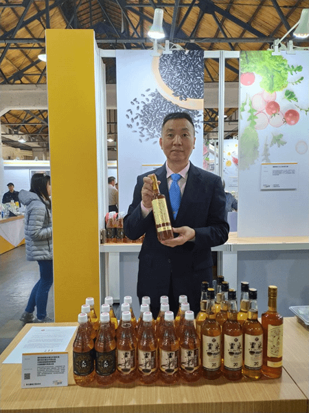 台灣華陀酒業與大葉大學產學合作 研發含花青素的黑米酒3.png