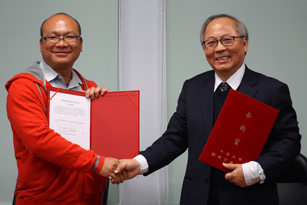 大葉大學副校長施英隆(右)與花壇鄉鄉長顧勝敏(左)簽訂地方創生合作備忘錄.png