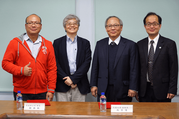 花壇鄉鄉長顧勝敏(左一)感謝大葉大學施英隆副校長(右二)、黃俊杰研發長(右一)、鄭孟玉.png
