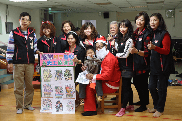 和美警察志工送愛家扶發展學園 陪伴慢飛天使提前過聖誕節1.png