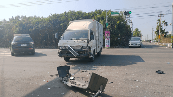 超驚悚！救護車車禍遭撞飛翻覆 救人反被救4人送醫3.png