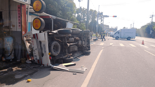 超驚悚！救護車車禍遭撞飛翻覆 救人反被救4人送醫2.png