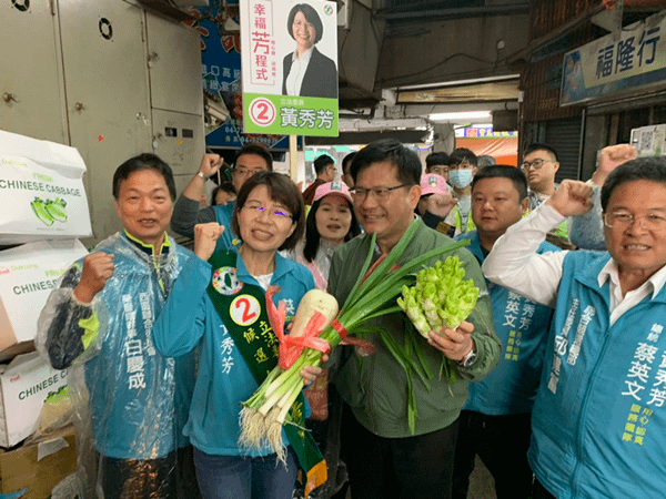 林佳龍陪同黃秀芳掃街拜票 展現親和力爭取民眾支持1.png