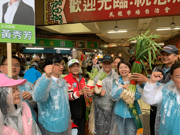 林佳龍陪同黃秀芳掃街拜票 展現親和力爭取民眾支持2.png