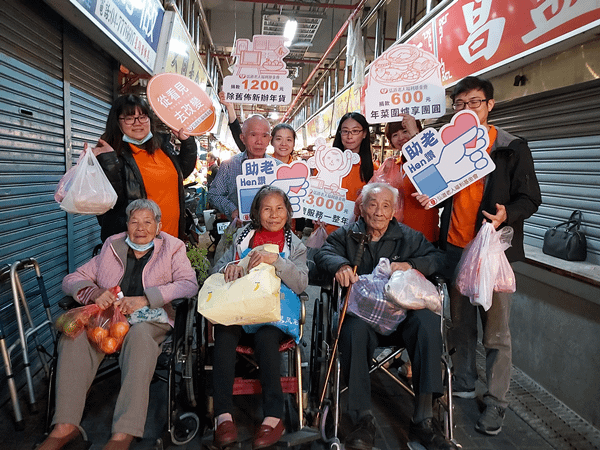 弘道彰化寒冬助老辦年貨 長輩愛傳統市場獨特年味.png