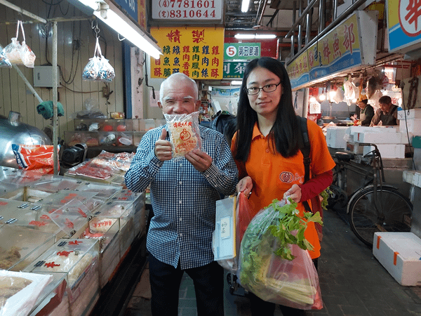71歲柯阿公開心的展示自己購買到的魷魚絲。.png