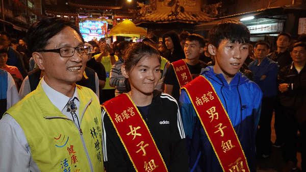 彰化南瑤宮路跑拜頭香 選手搶頭香全力衝刺多人掛彩7.png