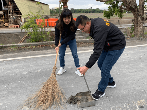 彰化田間產業道路耕耘機掉落土塊 埔鹽鄉長動手剷除保障鄉民行的安全3.png