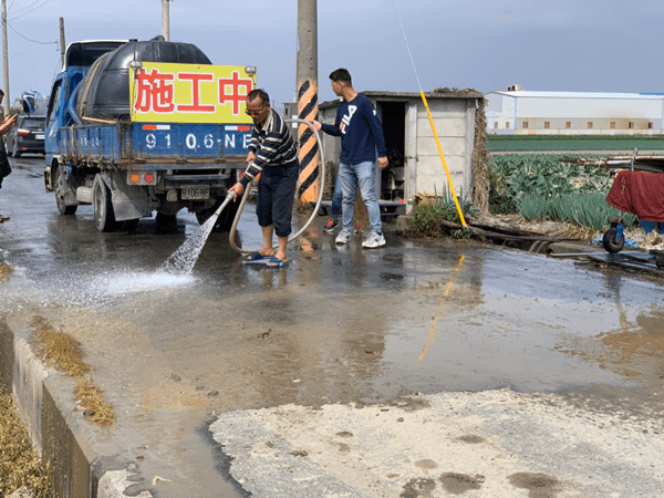 彰化田間產業道路耕耘機掉落土塊 埔鹽鄉長動手剷除保障鄉民行的安全4.png