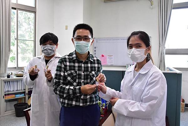 明道大學學生利用所學抗疫 調製防疫酒精隨身瓶送師長1.jpg