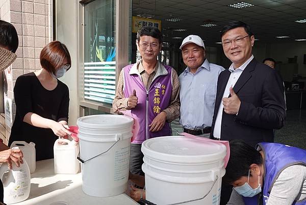 鹿港鎮公所發放「次氯酸水」 助民眾居家防疫消毒3.jpg