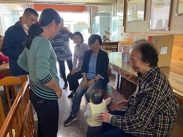 彰化鄰長攜陸妻返鄉奔喪遭滯留 王惠美前往慰問老小贈奶粉1.jpg