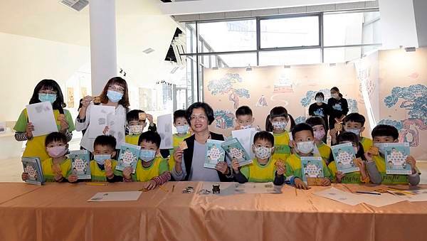 彰化縣立美術館化身御書齋 故宮文物黃玉髓三連章、玉鳳柄洗壓軸登場5.jpg