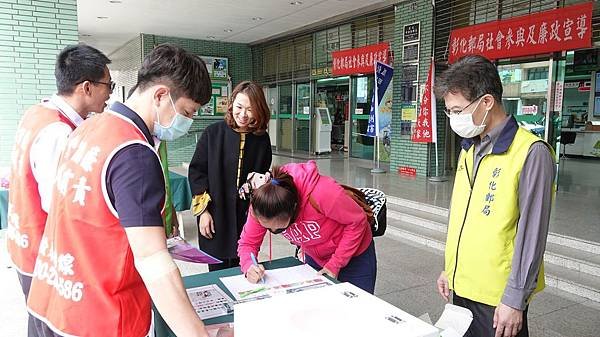 彰化郵局捐熱血郵愛心 吳志亮局長邀挽袖捐熱血3.jpg