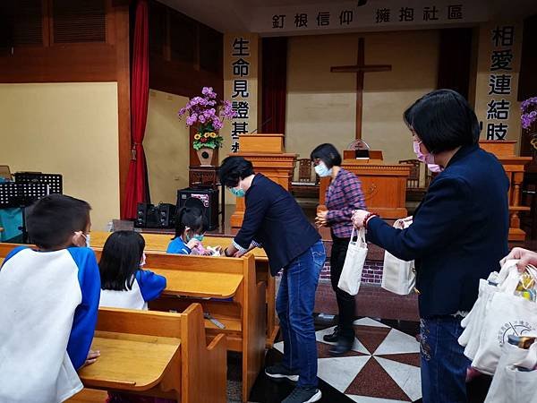 王惠美關心弱勢家庭子女課後照顧班 訪視社區照顧據點防疫情形1.jpg