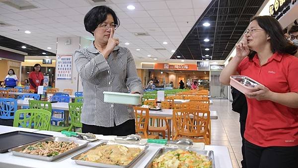 彰化生活防疫再升級 王惠美示範外食用餐衛生守則4.jpg