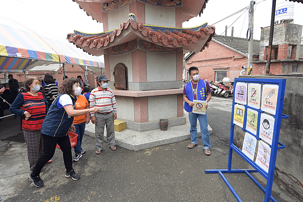 參訪芳苑建平社區據點 王惠美送上「供餐防疫包」3.png