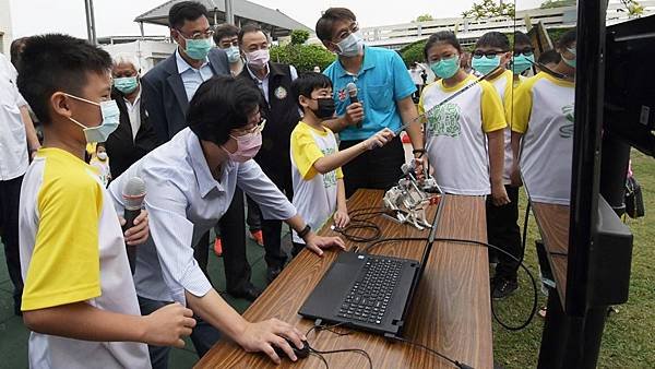 二林鎮興華國小科技防疫 防疫機器人自動噴霧酒精3.jpg