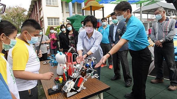 二林鎮興華國小科技防疫 防疫機器人自動噴霧酒精1.jpg