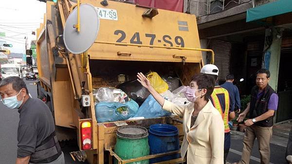 田中鎮垃圾車加裝交通安全凸面鏡 提升倒垃圾民眾過馬路安全1.jpg