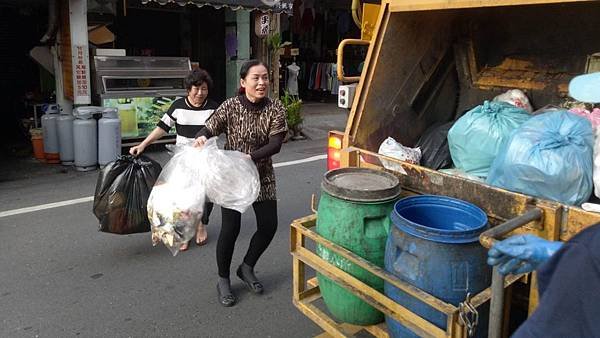 田中鎮垃圾車加裝交通安全凸面鏡 提升倒垃圾民眾過馬路安全2.jpg