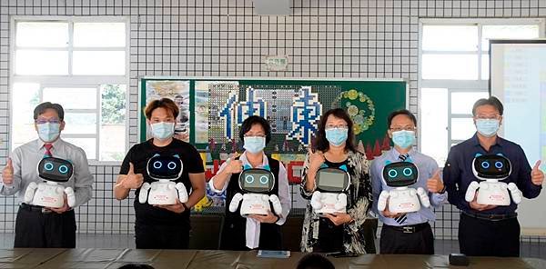 彰化企業捐贈互動學習機器人 AI數位學習從小扎根2.jpg
