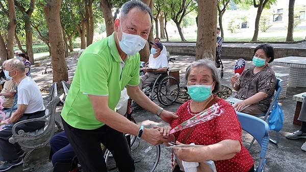 中彰榮家家屬製作短片歡慶母親節 女性住民驚喜連連1.jpg