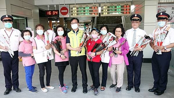 彰化市長林世賢火車站前送康乃馨 籲返鄉遊子孝順媽媽1.jpg