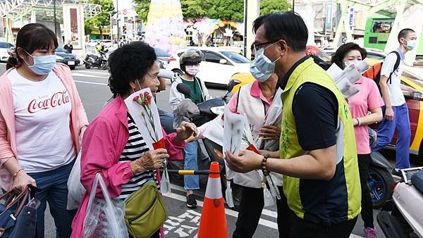 彰化市長林世賢火車站前送康乃馨 籲返鄉遊子孝順媽媽4.jpg