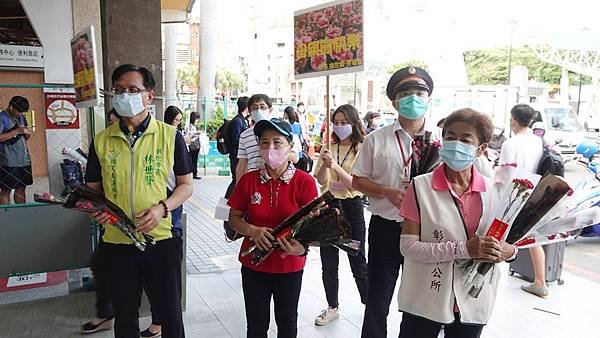 彰化市長林世賢火車站前送康乃馨 籲返鄉遊子孝順媽媽2.jpg