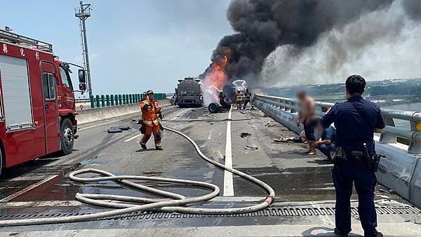 彰化西濱快速道路化學槽車追撞起火 疑未保持安全距離釀禍1.jpg