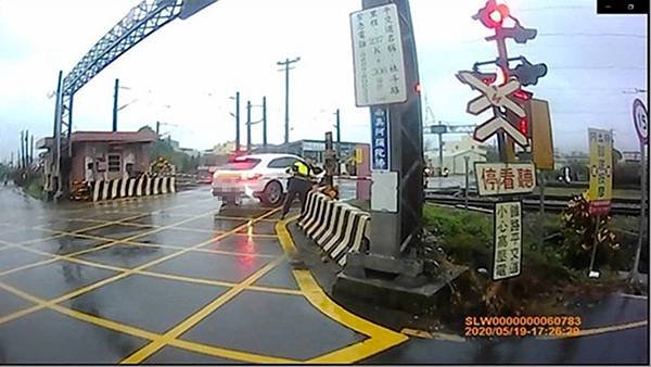 車陷鐵路平交道 彰警見狀急救援1.jpg