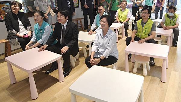 賴清德參訪台語文創意園區 王惠美力推彰化市鐵路高架化5.jpg