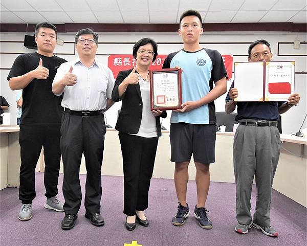 王惠美接見獲總統教育獎同學 讚譽彰化之光4.jpg