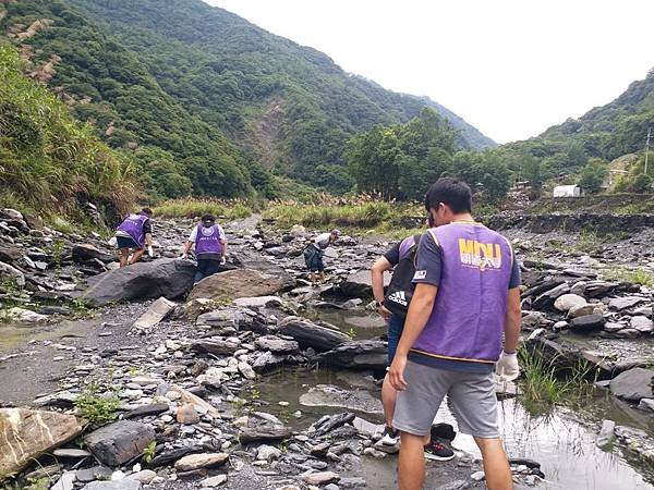 明道大學師生原鄉服務 廬山塔羅灣溪岸淨山3.jpg