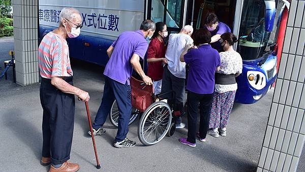 中彰榮家辦胸部X光檢查 守護住民肺部健康2.jpg