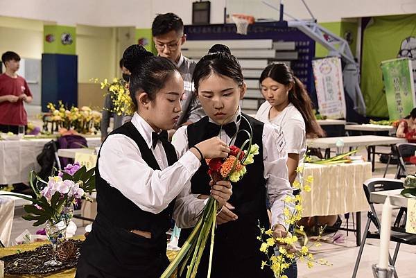 餐桌布置花藝競賽 好手齊聚明道大學競技2.jpg