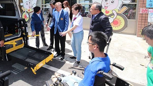 國際扶輪捐復康巴士 助身障者往返庇護工廠3.jpg