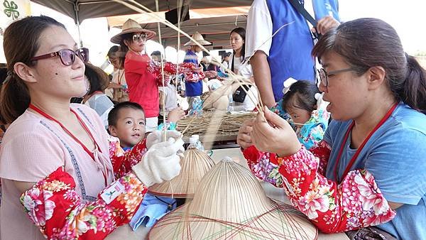 鹿港農村慢活趣 親子下田割稻體驗農民辛苦5.jpg