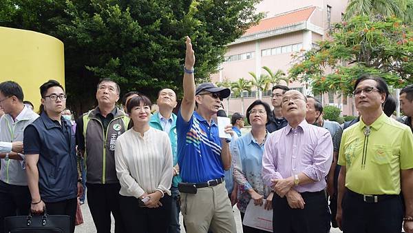 彰化星光閃閃 蘇貞昌視察陽明國中太陽光電1.jpg