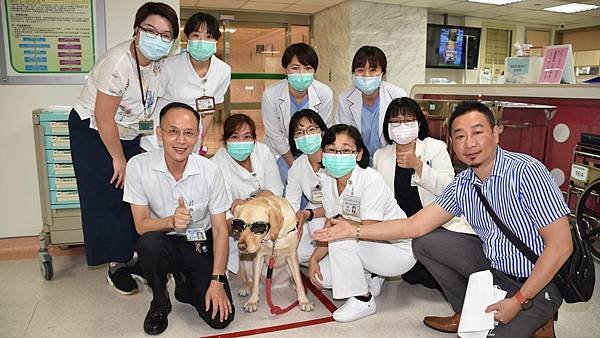 彰基兒童醫院醫療輔助犬 療癒病童身心靈1.jpg