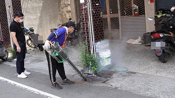 防止登革熱展開噴藥消毒 鹿港鎮長視察宣導.jpg