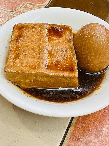 櫃上的紙牌~~景庭虱目魚專賣店