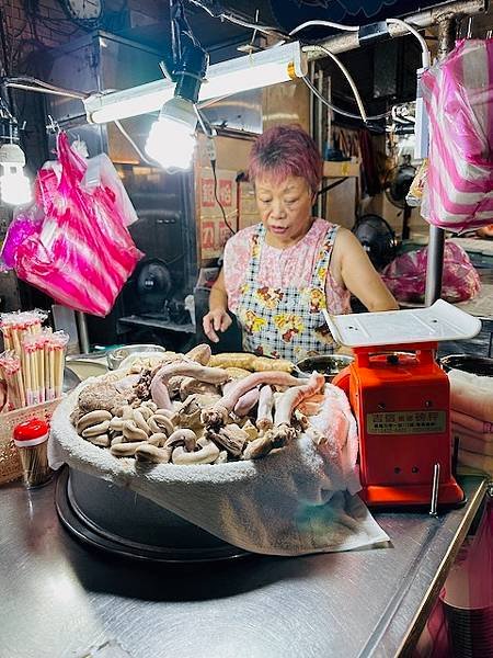 WeR國門廣場的老鷹漢堡~~仁愛市場大腸圈，天婦羅，一包50