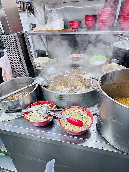 獨家／噁！漏杓伸進廚餘桶 「城中老牌牛肉麵店」遭爆不潔被檢舉